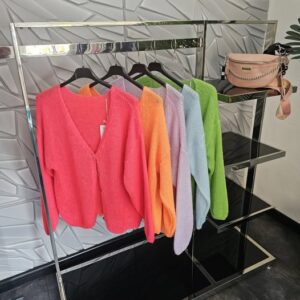 Luźny sweter z guzikami