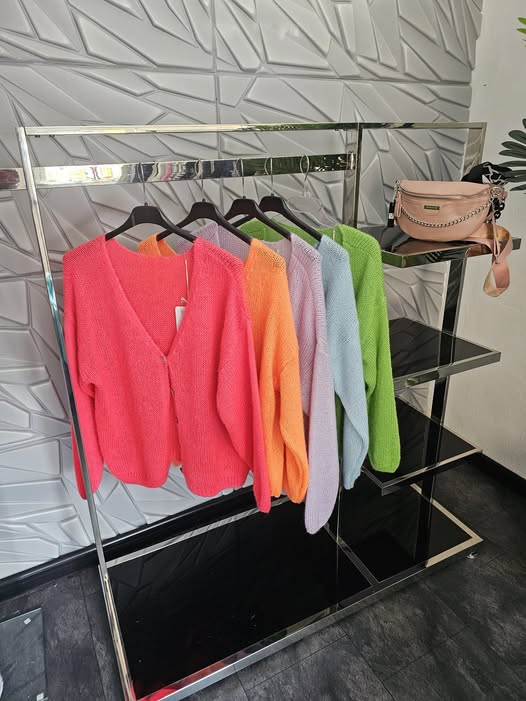 Luźny sweter z guzikami