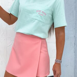 T-shirt z kieszonką z haftowanym napisem